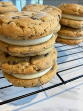 Load image into Gallery viewer, Nutella Cookie Sandwich Box
